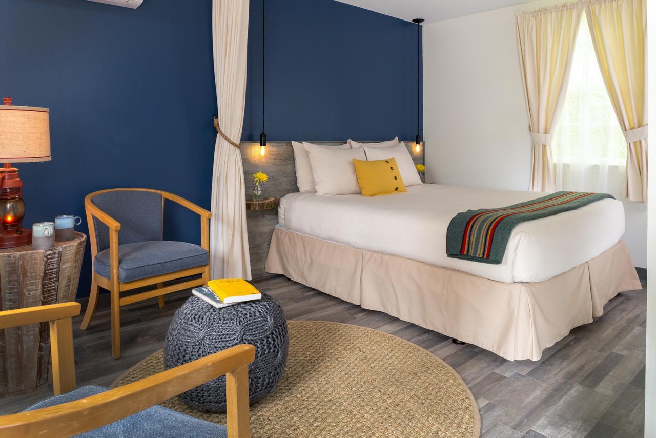 Treehouse Lodge Вудз Хоул Екстер'єр фото