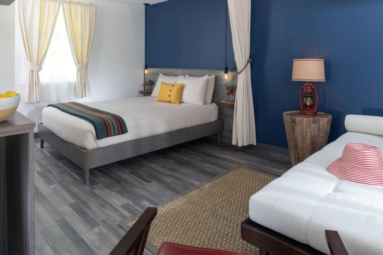 Treehouse Lodge Вудз Хоул Екстер'єр фото